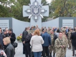 На Днепропетровщине перед открытием осквернили мемориал погибшим воинам (ФОТО)