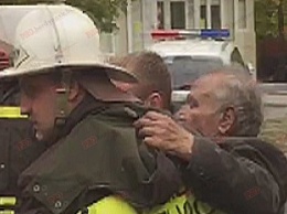 В Бердянске из горящей квартиры вытащили мужчину