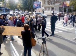 Митингующие вернулись к зданию ОГА