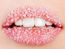 Сахарные губки: копеечное средство, которое избавит от сухости губ надолго