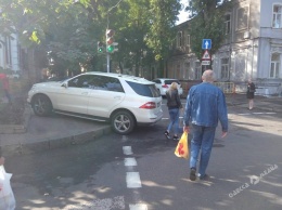 Дама на джипе продемонстрировала «чудеса» парковки в центре Одессы (фото)