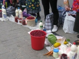 В городе Николаеве на проспекте Героев Украины гоняли стихийных торговцев солениями и овощами