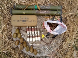 В Донецкой области выявили тайники с оружием боевиков