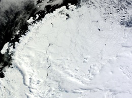 В льдах Антарктиды появилась дыра размером с американский штат Мэн