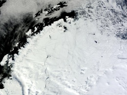В ледовом щите Антарктиды появилась дыра размером с огромное озеро