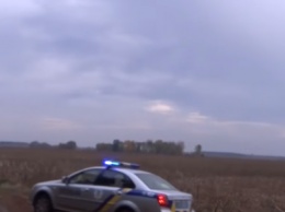 Полицейский взял "на лапу" 200 гривен и убежал в поля на служебном автомобиле (ВИДЕО)