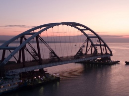 "Красивая работа": в Крыму готовятся поднять автомобильную арку моста