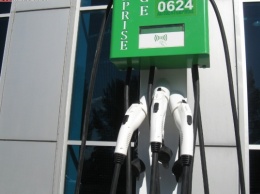 В Кривом Роге торжественно открыли две заправки для электромобилей