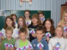 Лиговцы Славянска совместно с воспитанниками детского центра подготовили Защитникам подарки