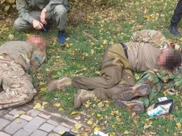 В парке Шевченко пьяные в камуфляже разгромили киоск и избили прохожую (фото, видео)