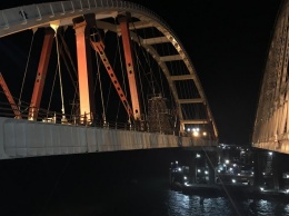 Строители установили автомобильную арку моста через Керченский пролив