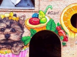 Мопс, панда и хитрый петух: ТОП киевских муралов на фасадах школ и детсадов