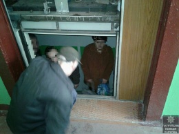 Копы помогли выбраться из застрявшего лифта семье с трехлетним малышом