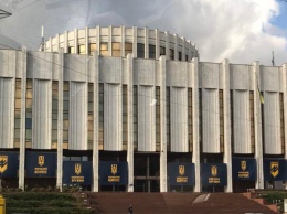 "Национальный корпус" вывесил банера с рунами на Украинском доме