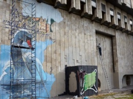 Харьковский оперный театр начали украшать граффити