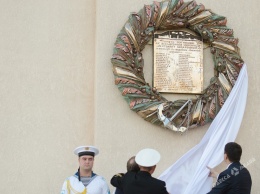 На Одесском морвокзале открыли мемориальный знак, посвященный 100-летию гибели моряков на миноносце «Лейтенант Зацаренный» (фото)