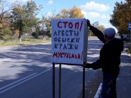 В Крыму люди вышли на пикеты в защиту задержанных крымских татар. Оккупанты задерживают пикетчиков (ВИДЕО)