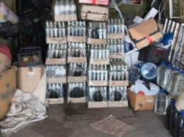 Семейный бизнес: на Днепропетровщине мужчина с сыном организовали подпольное производство алкоголя (ФОТО)