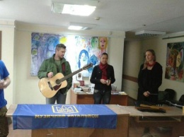 В Авдеевке слушали украинские песни и дарили украинские книги