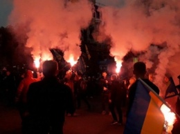 Марш ко Дню защитника: Несколько тысяч человек прошли Майданом с зажженными фаерами