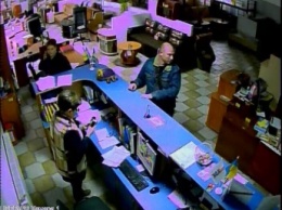 Двое мужчин пытались ограбить магазин известной торговой сети (фото)