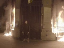Скандальный российский художник поджег здание Банка Франции