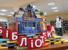 В Днепровской библиотеке построили дворец из книг (ФОТО)