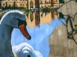 В Харькове украинские художники рисуют граффити на ХНАТОБе (ФОТО)