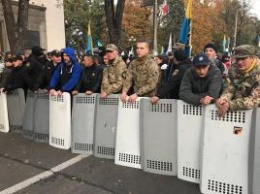 Ситуация в Киеве: под Радой разбили палаточный городок, звучали залпы артиллерии