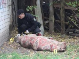 В Чернигове обнаружили на улице труп женщины, завернутый в ковер