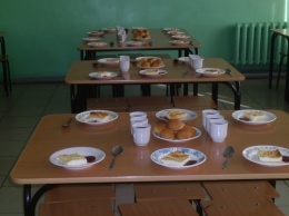 Херсонские школьники вынуждены пить и есть из надколотой и разбитой посуды