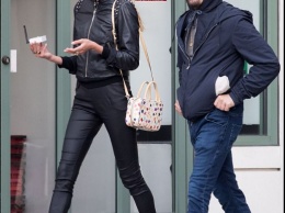 Папарацци застукали Ди Каприо на прогулке с украинской моделью из Кировограда
