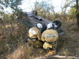 Крымские спасатели вытащили из кювета перевернувшийся автомобиль