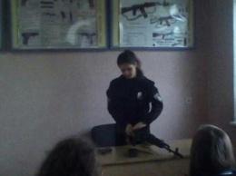 Покровские правоохранители научили новых участников «Лиги будущих полицейских» как следует обращаться с оружием