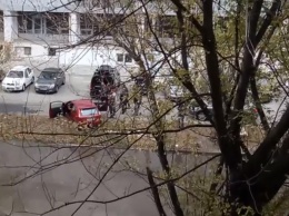 В центре Киева гейзер с горячей водой залил стоянку машин