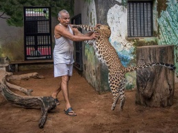 Мужчина дома завел зоопарк с сотней диких животных