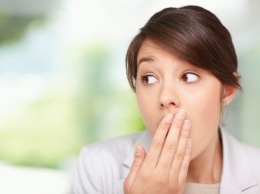 Как избавиться от неприятного запаха изо рта: причины и лечение