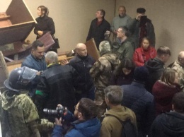 Ночью в Киеве боевики захватили Святошинский суд. Полиция пустила в ход гранаты
