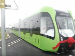 В Китае начались испытания трамвая, которому для движения не нужны физические рельсы (видео)
