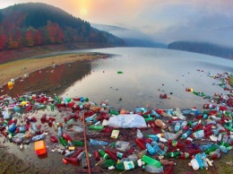 Золотая осень в Карпатах: как мусор "украшает" горы (фото)