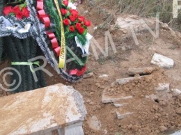 В области ночью в разрытую могилу «подселили» покойника (ФОТО)