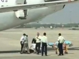 Стюардесса авиакомпании China Eastern выпала из самолета, направлявшегося на взлет