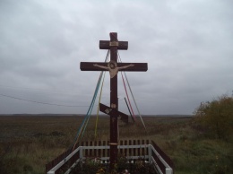 На трассе Киев-Чоп вандалы разломали крест с Иисусом на перекрестке