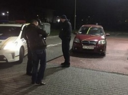 В Киеве полицейские три часа ждали, пока пьяный водитель выспится в авто