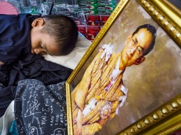 В Таиланде начались похороны короля Рамы Девятого, который умер год назад