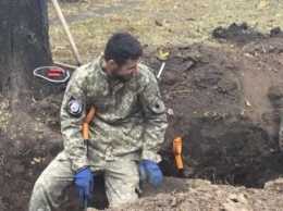 Жетоны, пуговицы, ремень. В ходе раскопок в Мариуполе выяснились новые подробности (ФОТО, ВИДЕО)