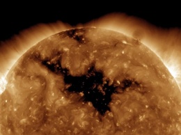 Ученые обнаружили на Солнце тоннель, который в 1500 раз превышает размер Земли