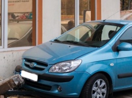 Тройное ДТП на Криворожской: "Hyundai" сбил три машины и влетел в стену (ФОТО)