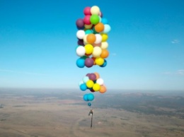 Экстремал отправился в полет над Африкой на воздушных шариках: появилось видео
