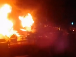 В Макеевке ночью сгорел популярный рынок (ВИДЕО)